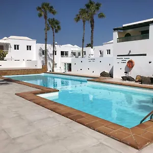 Apartment Sea Breeze With Shared Pool And Near The Beach, Costa Teguise